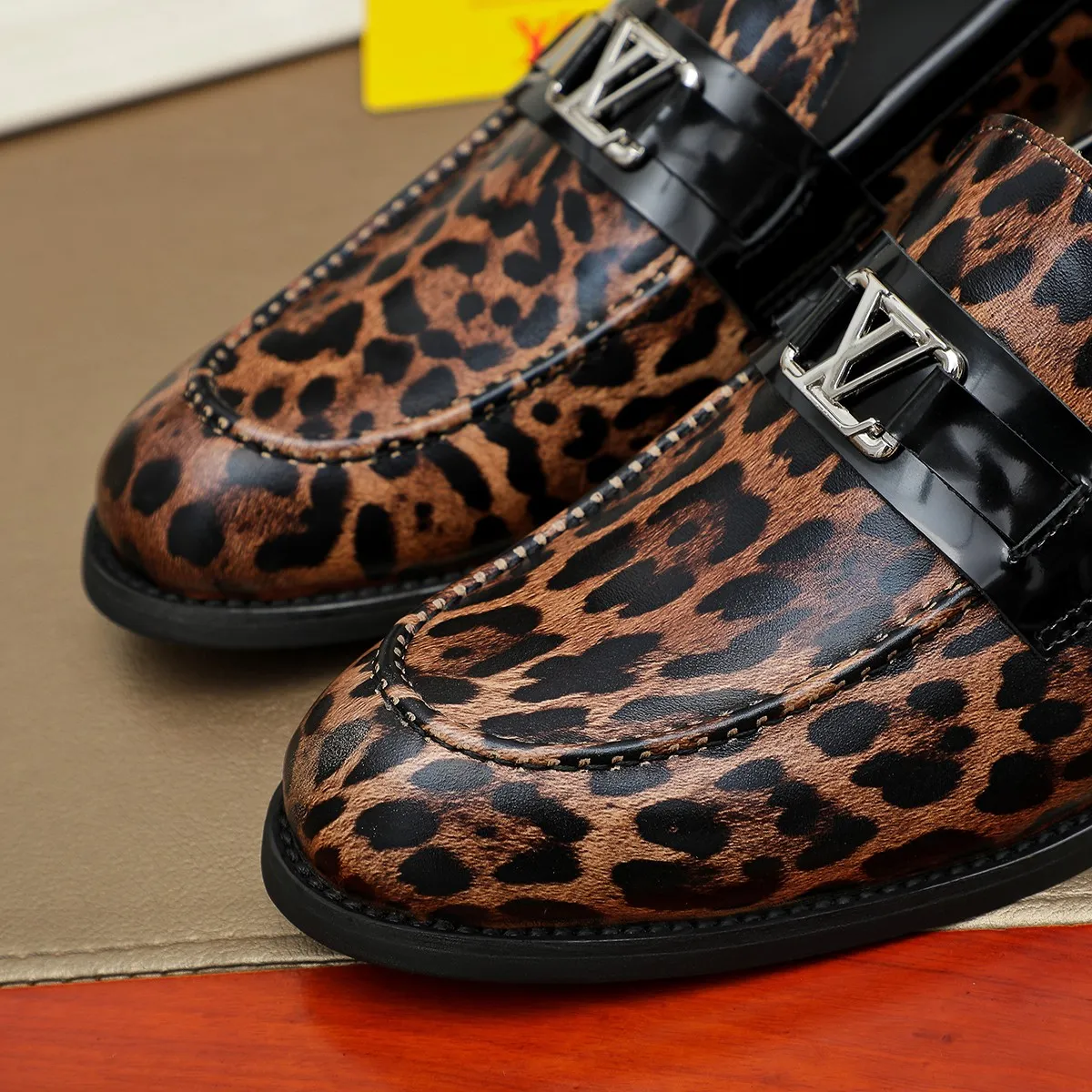 Men's shoes 💰 460 💰 Louis Vuitton LV ® 🆕 model 🔛Full shoe counter, first layer cowhide, 🐂leather lined casual shoes for men, super soft outsole, essential for driving. Counter synchronization, original first layer cowhide, completely 1:1 mold customization🌹top version, color optional! Number: 39-44 (customized at 38.45)